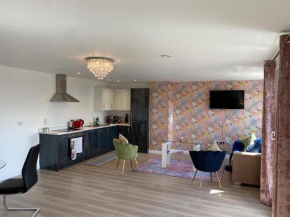Central Newly built 2 Bed DUPLEX Penthouse with FREE On-site Gated Parking, Lift access, Self Check-in, SUPER Fast WIFI, TWO Cathedral view Terraces & Sleeps 6